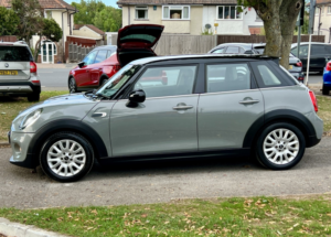 2016 MINI Hatch 1.5 5-Door Hatch Cooper in Grey — image 4