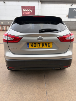 2017 Nissan Qashqai 1.5 Dci Tekna SUV 5dr Diesel Manual 2WD Euro 6 (s/s) (110 Ps) in Silver — image 4