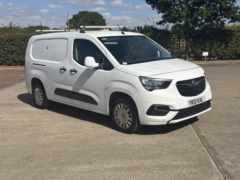2021 Vauxhall Combo 1.5 Turbo D 2300 Sportive in White — image 1