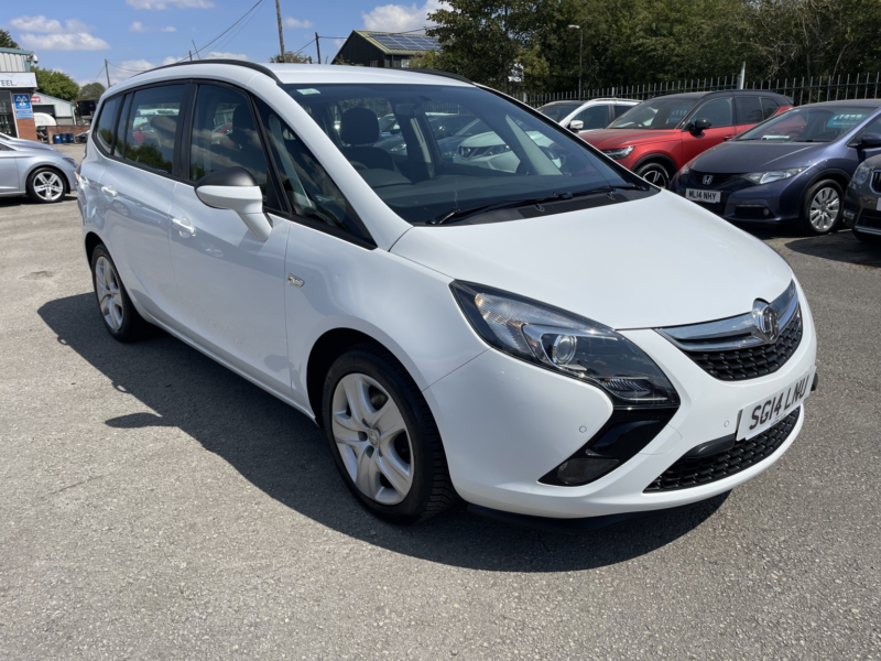 2014 Vauxhall Zafira Tourer 1.8 16v Exclusiv in White — image 1