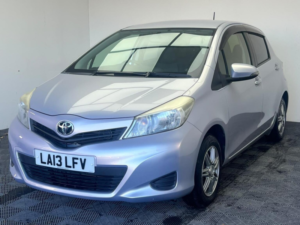 2013 Toyota Yaris 1.33 Dual Vvt-I Tr Multidrive S Euro 5 5dr in Purple — image 3
