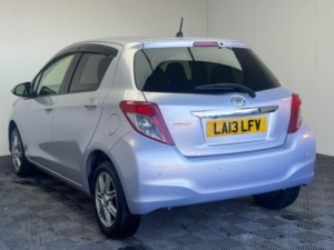 2013 Toyota Yaris 1.33 Dual Vvt-I Tr Multidrive S Euro 5 5dr in Purple — image 4