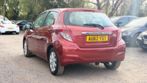 2012 Toyota Yaris 1.33 Dual Vvt-I Tr Euro 5 5dr in Red — image 4