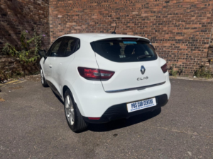 2014 Renault Clio 1.2 16v Dynamique Medianav Euro 5 5dr in White — image 5