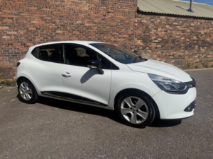 2014 Renault Clio 1.2 16v Dynamique Medianav Euro 5 5dr in White — image 6
