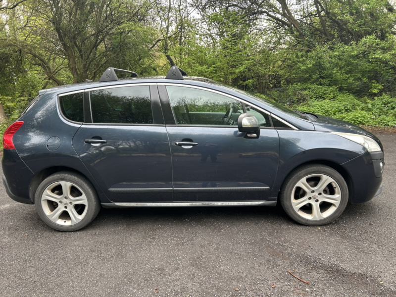2013 Peugeot 3008 1.6 E-Hdi Allure in Blue — image 1