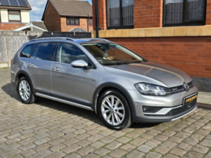 2016 Volkswagen Golf 2.0 Tdi Bluemotion Tech Alltrack in Silver — image 2