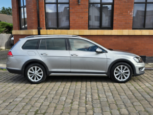 2016 Volkswagen Golf 2.0 Tdi Bluemotion Tech Alltrack in Silver — image 6