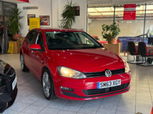 2013 Volkswagen Golf 2.0 Tdi Bluemotion Tech Se in Red — image 2