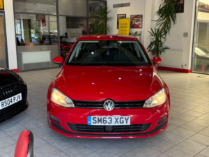 2013 Volkswagen Golf 2.0 Tdi Bluemotion Tech Se in Red — image 3