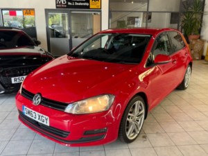 2013 Volkswagen Golf 2.0 Tdi Bluemotion Tech Se in Red — image 4