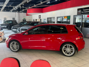 2013 Volkswagen Golf 2.0 Tdi Bluemotion Tech Se in Red — image 5