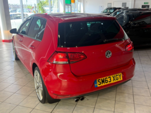 2013 Volkswagen Golf 2.0 Tdi Bluemotion Tech Se in Red — image 6
