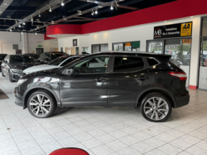 2017 Nissan Qashqai 1.6 Dci Tekna in Black — image 5