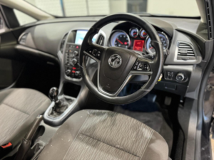 2013 Vauxhall Astra 1.3 Cdti Ecoflex Tech Line Sports Tourer Euro 5 (s/s) 5dr in Black — image 3
