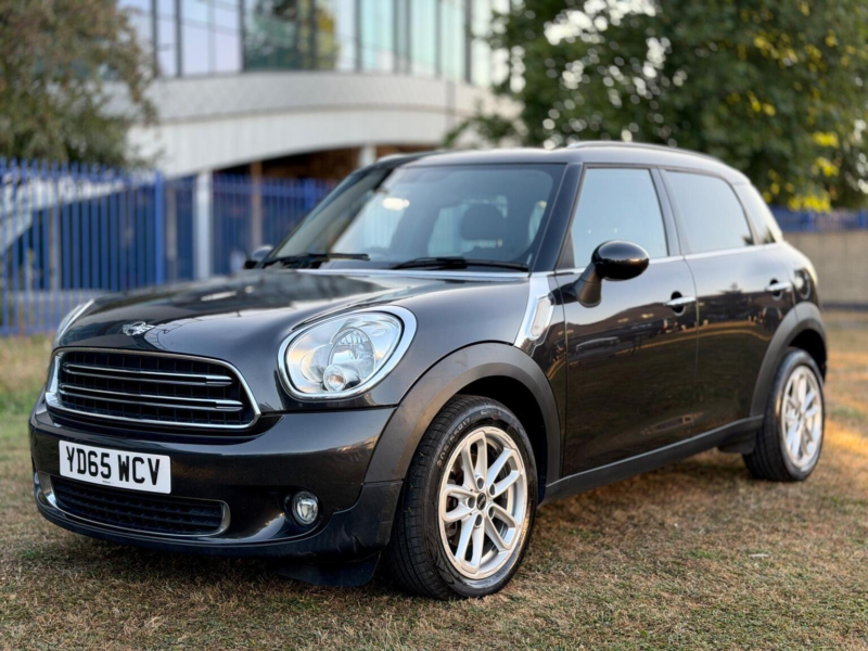 2015 MINI Countryman 2.0 Cooper D Auto Euro 5 5dr in Grey — image 1