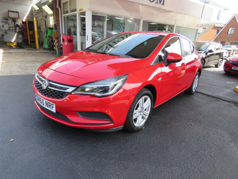 2016 Vauxhall Astra 1.4i Design Euro 6 5dr in Red — image 1