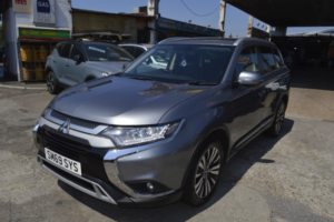 2020 Mitsubishi Outlander 2.0 Mivec Design in Grey — image 3