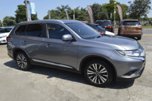 2020 Mitsubishi Outlander 2.0 Mivec Design in Grey — image 6