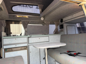 1982 Volkswagen T25 Leisuredrive Camper Van in Multicolour — image 2