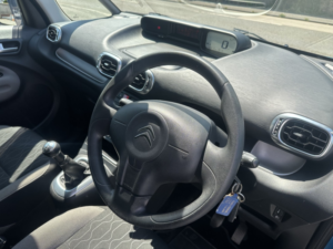 2014 Citroen C3 Picasso 1.6 Hdi Vtr+ in Blue — image 2