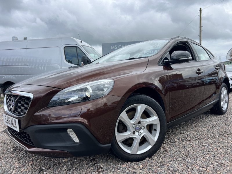 2016 Volvo V40 Cross Country 2.0 Lux D2 in Bronze — image 1
