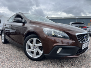 2016 Volvo V40 Cross Country 2.0 Lux D2 in Bronze — image 3