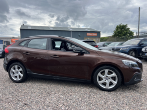 2016 Volvo V40 Cross Country 2.0 Lux D2 in Bronze — image 5