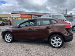 2016 Volvo V40 Cross Country 2.0 Lux D2 in Bronze — image 6