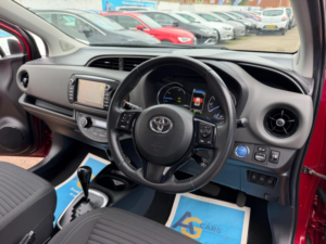 2017 Toyota Yaris 1.5 Vvt-H Icon Tech E-CVT Euro 6 (s/s) 5dr in Red — image 3