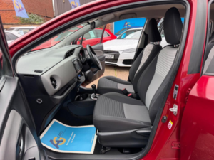 2017 Toyota Yaris 1.5 Vvt-H Icon Tech E-CVT Euro 6 (s/s) 5dr in Red — image 4