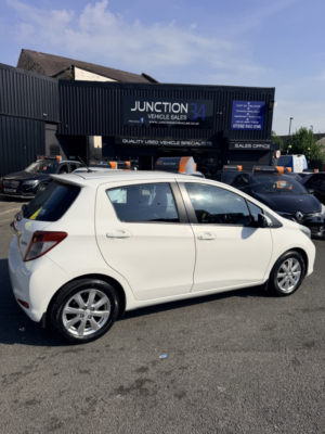 2012 Toyota Yaris 1.3 Dual Vvt-I Tr in White — image 5