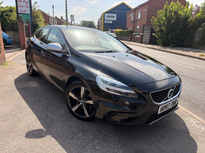 2017 Volvo V40 2.0 T2 R-Design Nav Plus Euro 6 (s/s) 5dr in Black — image 1