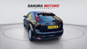 2005 Ford Focus 1.6 Ghia 5dr in Black — image 5