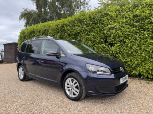 2014 Volkswagen Touran 2.0 Tdi Bluemotion Tech Se in Blue — image 4