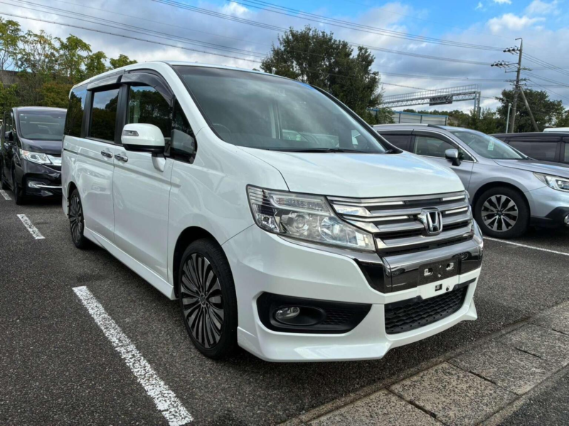 2012 Honda Stepwagon Z Cool Spirit 5dr 8 Seats in White — image 1