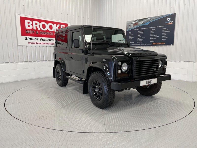 2014 Land Rover Defender 90 2.2 Tdci Xs Station Wagon 4WD Swb Euro 5 3dr in Black — image 1
