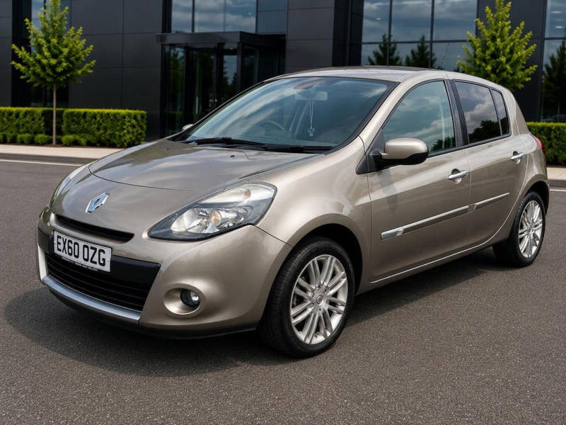 2010 Renault Clio 1.6 Vvt Initiale Tomtom Auto Euro 4 5dr in Beige — image 1