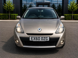 2010 Renault Clio 1.6 Vvt Initiale Tomtom Auto Euro 4 5dr in Beige — image 2