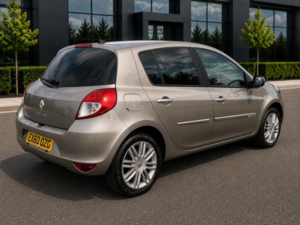 2010 Renault Clio 1.6 Vvt Initiale Tomtom Auto Euro 4 5dr in Beige — image 4