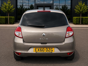 2010 Renault Clio 1.6 Vvt Initiale Tomtom Auto Euro 4 5dr in Beige — image 5