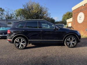 2016 Volkswagen Touareg 3.0 Tdi V6 Bluemotion Tech R-Line in Black — image 2