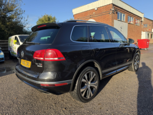 2016 Volkswagen Touareg 3.0 Tdi V6 Bluemotion Tech R-Line in Black — image 3