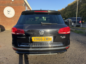 2016 Volkswagen Touareg 3.0 Tdi V6 Bluemotion Tech R-Line in Black — image 4
