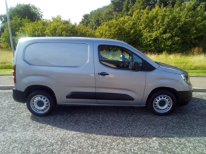 2021 Vauxhall Combo 1.5 Turbo D 2300 Dynamic in Grey — image 4