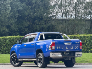 2017 Toyota Hilux 2.4 D-4d Invincible X Auto 4WD Euro 6 4dr (tss) in Blue — image 5
