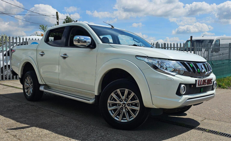 2019 Mitsubishi L200 2.4 Di-D Dc Barbarian 4WD Euro 6 4dr in White — image 1