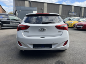 2015 Hyundai I30 1.6 Crdi Blue Drive Se in White — image 4