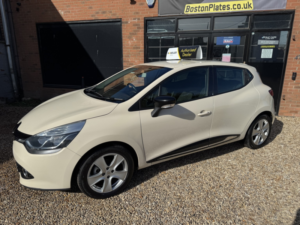 2015 Renault Clio 1.5 Dynamique Nav Dci 90 in Cream — image 6