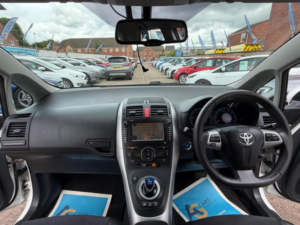 2010 Toyota Auris 1.8 Vvt-H T Spirit CVT Euro 5 (s/s) 5dr in White — image 2